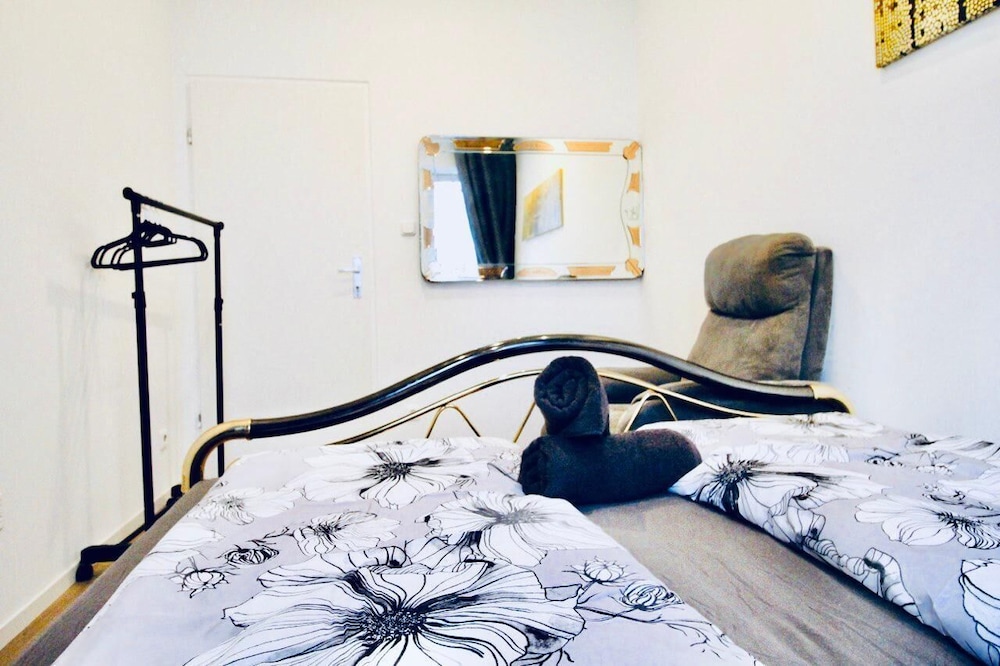 Cozy 2BR and Living Room Apt for 6