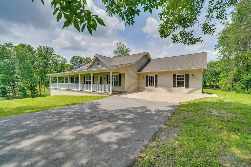 Wraparound Porch: Home Near Dtwn Crossville!
