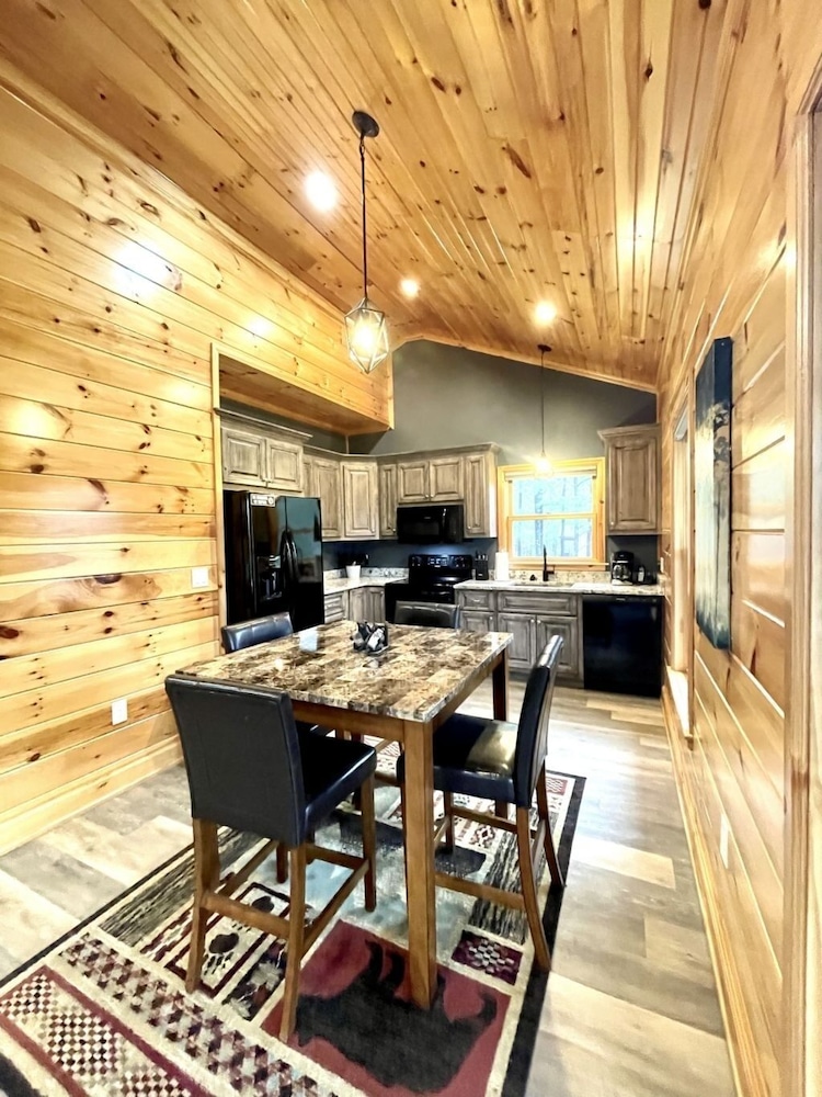 Peaceful family cabin near fishing with over 100 acres of mountain and field trails to explore! 2 Bedroom Cabin by RedAwning view 5