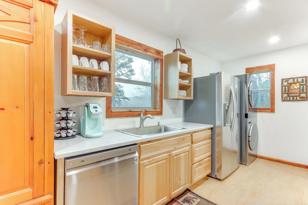 Cabin on Beaver Lake w/ Views & Furnished Deck!