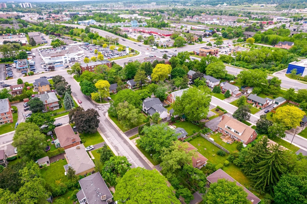 Private Studio Apartment in Burlington - U5