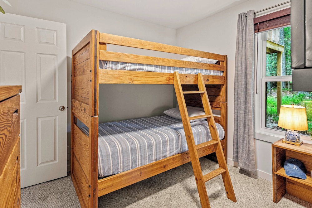 Happy Trails Chalet by Avantstay Sauna + Deck, Private Community Beach Access view 4