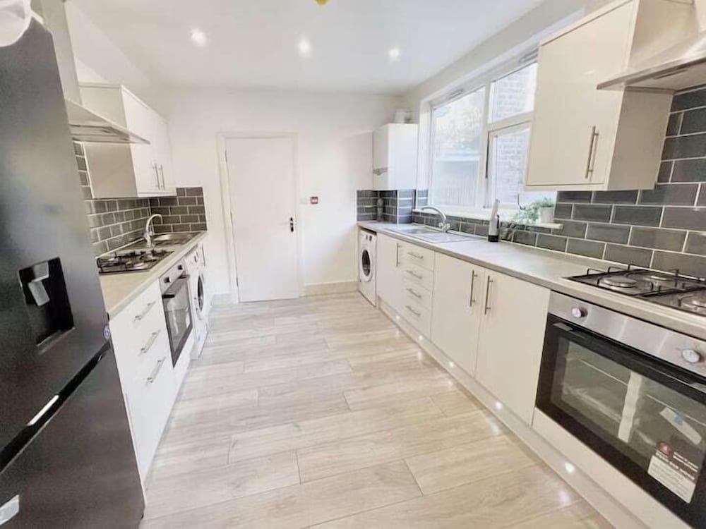 Modern Room in Centrally Located- Room 4