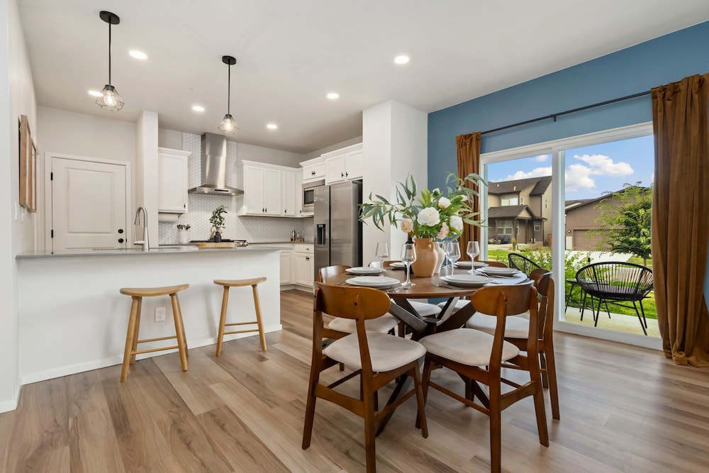 Mosaic Modern - Dog Friendly, Pool + King Suite