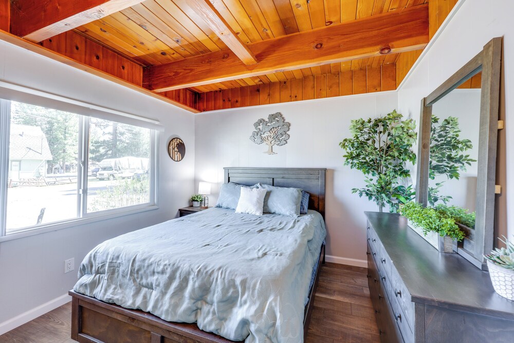 2 Mi to Trails: Modern Mountain Condo in Big Bear