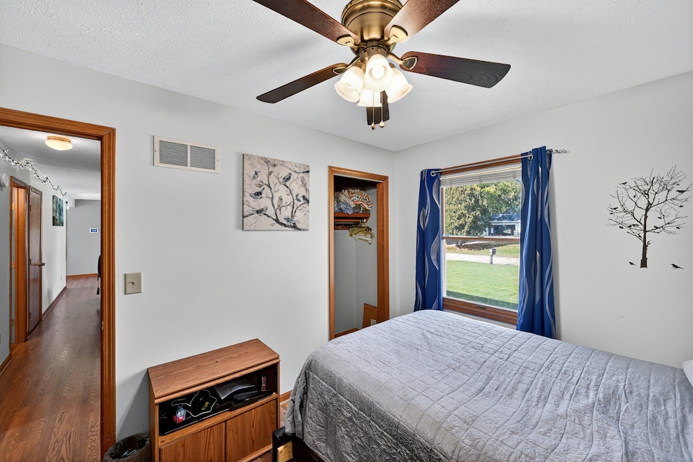 Cozy Retreat With Hot Tub In Peaceful Goshen 4 Bedroom Home