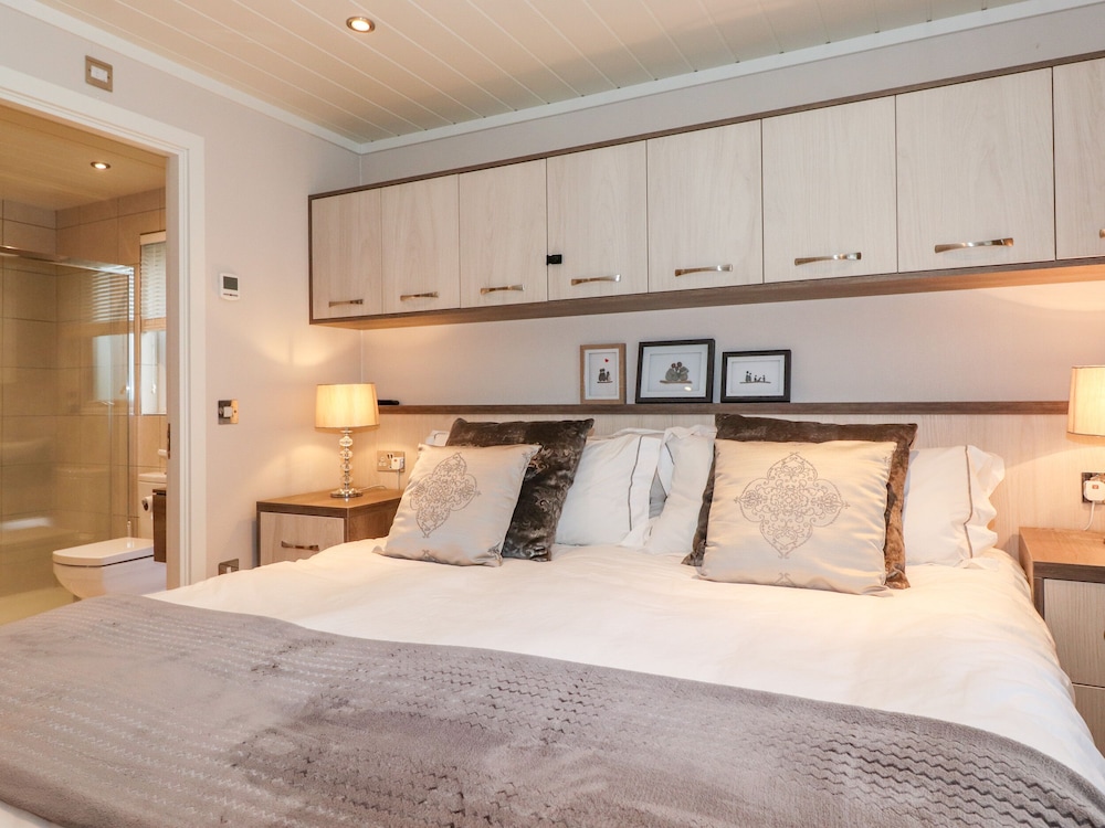 Loubi's Lakeside Lodge