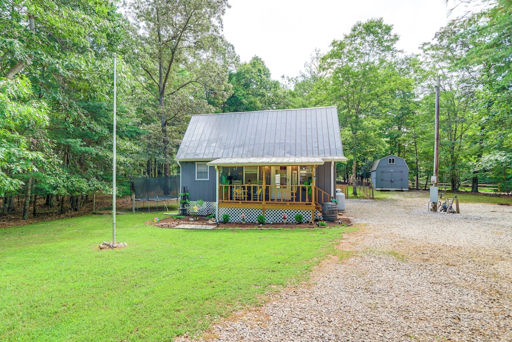 Pet-friendly Mtn Retreat w/ Yard in Blairsville!