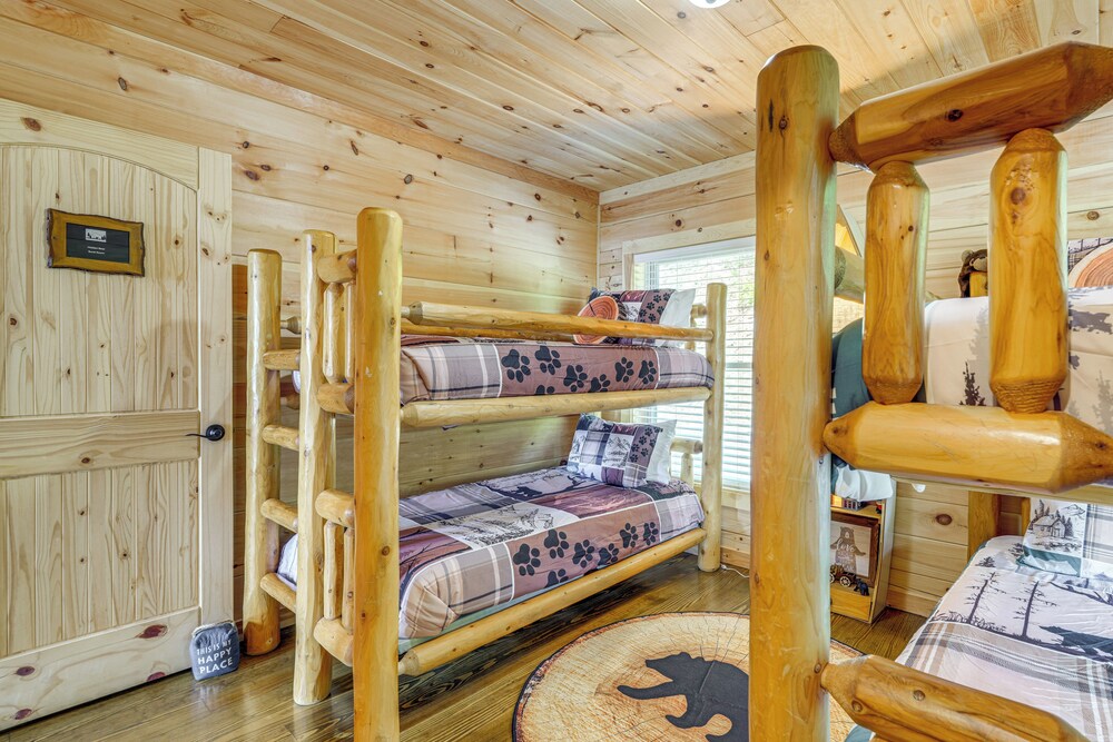 Hot Tub, Game Room & Views: Mars Hill Mtn Retreat!