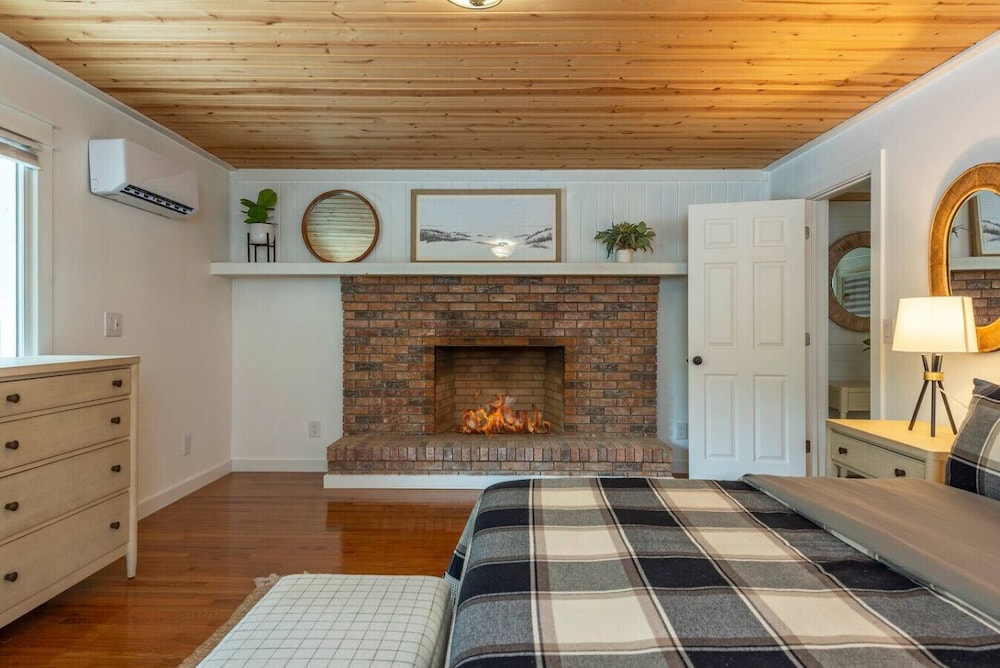 Riverside Bliss Mountain Views Cozy Fires