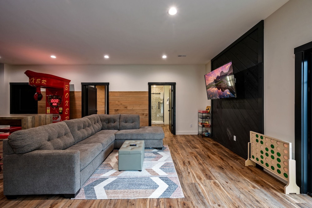 Game Room-hot Tub-10 Mins to Downtown Gatlinburg