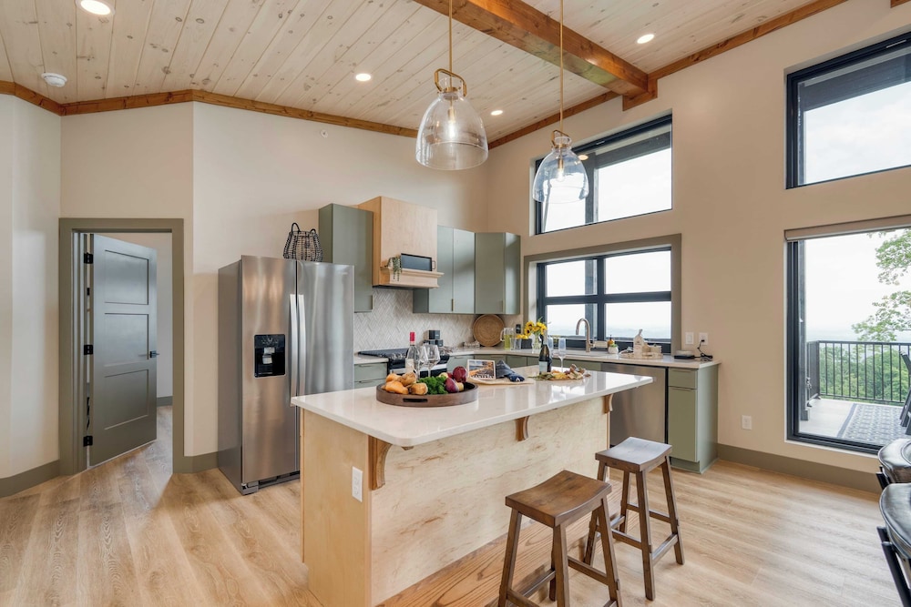 Luxury Group Retreat w/ Indoor Pool, Arcade & 56-mile Views Grand Vista Retreat