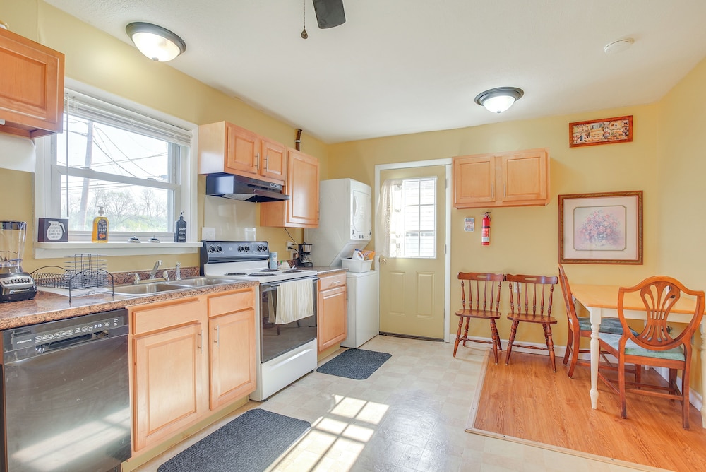 7 Mi to Dtwn Dayton: Home in Kettering w/ Yard