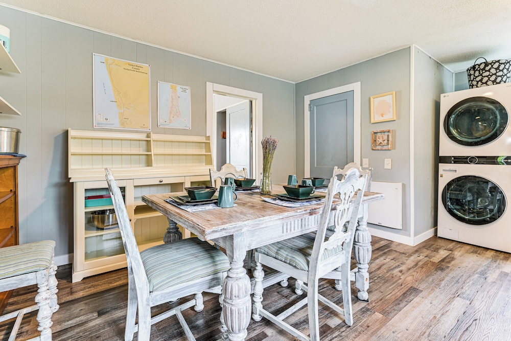 Walk to Beach: Charming Home - 3 Mi to Seabrook