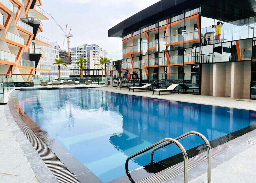 Modern 1BR with Pool and Gym Al Jaddaf