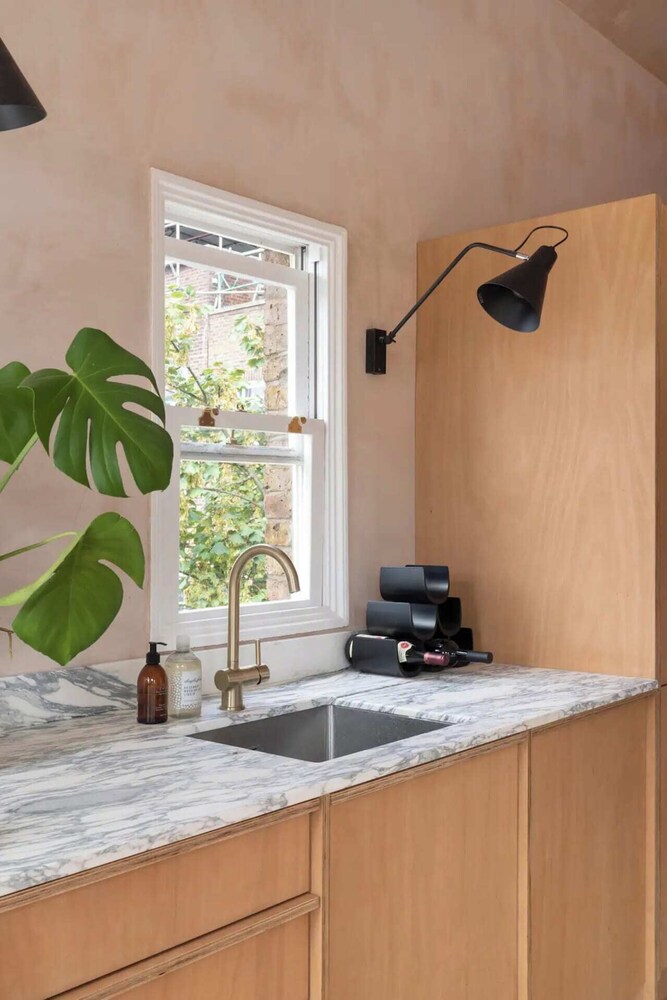 Rustic & Spacious 2BD Flat Near White City