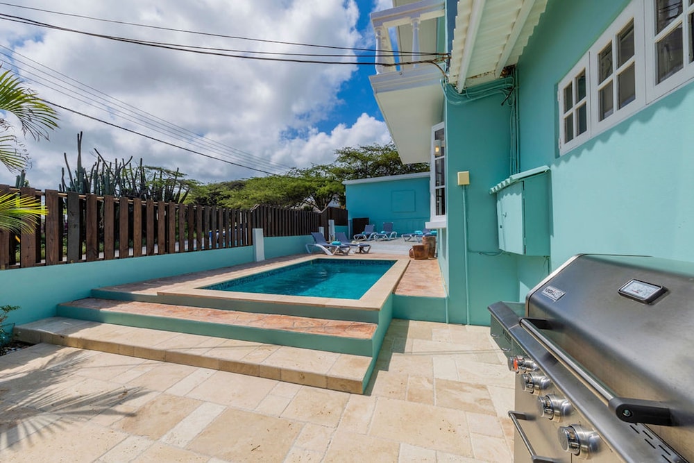 Sleeps 12 Spacious Private Pool Great Location