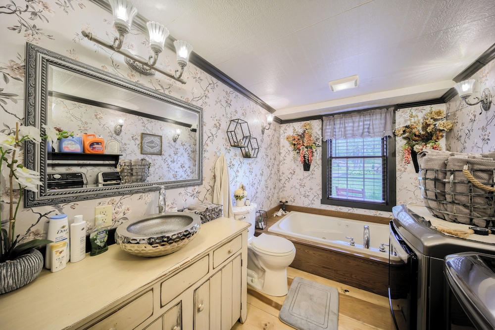 Willow Brook Getaway: Hot Tub, Deck in Mifflinburg