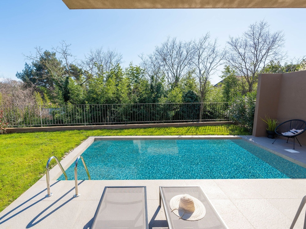 Apartment Near Beach With Pool