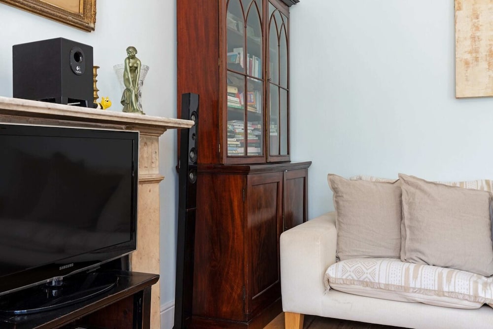 Gorgeous 1 Bedroom in Earl's Court With Vintage Furniture