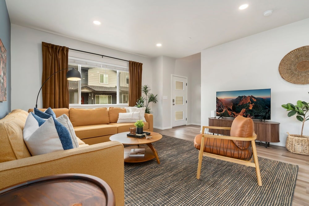 Mosaic Modern - Dog Friendly, Pool + King Suite