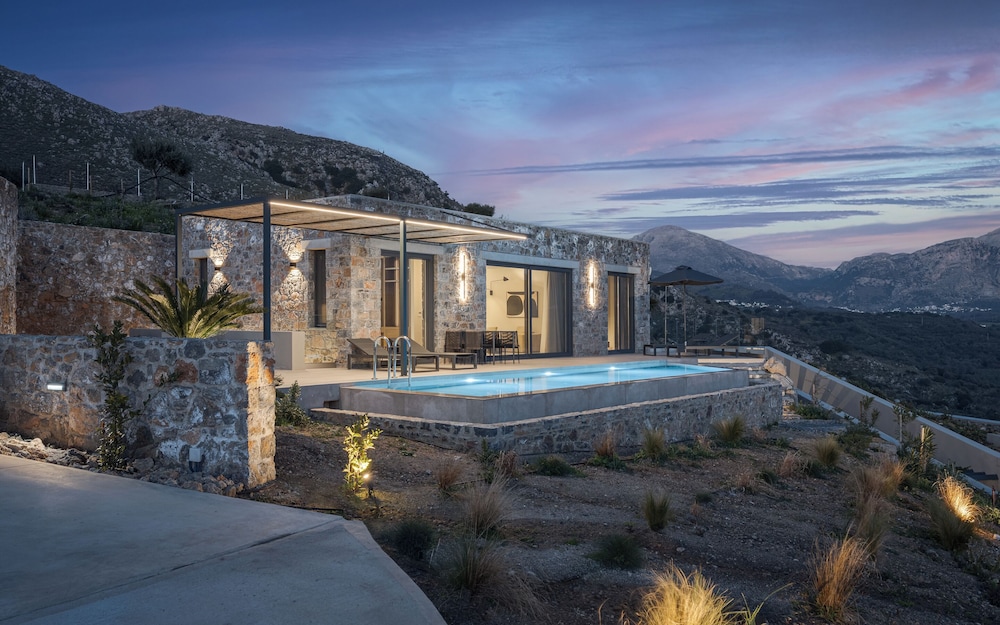 Neromai Cave Luxury Villas