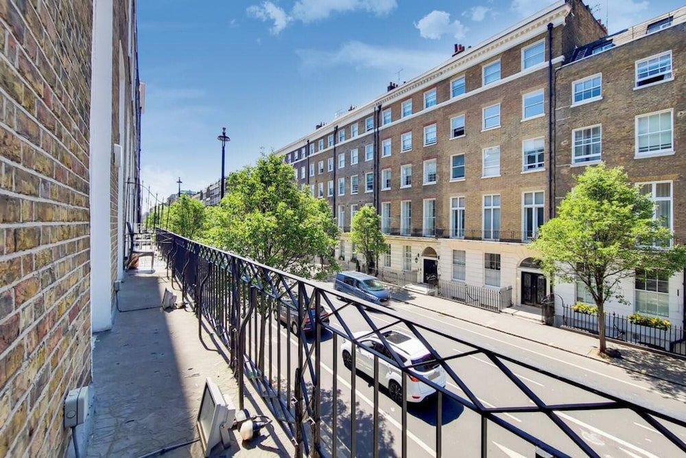 Beautiful One Bedroom Apartment With Balcony AC view 3