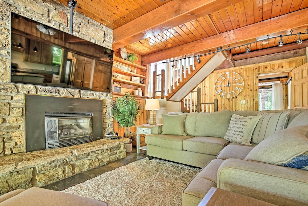 New York City Vacations - Walk to Tuttle Creek Lake: Secluded Scenic Retreat - Property Image 6