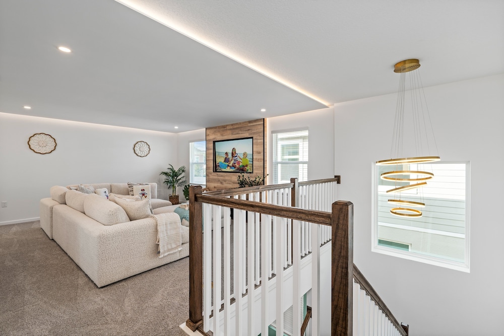 Light Welcoming Fun Resort Home Sleeps 20