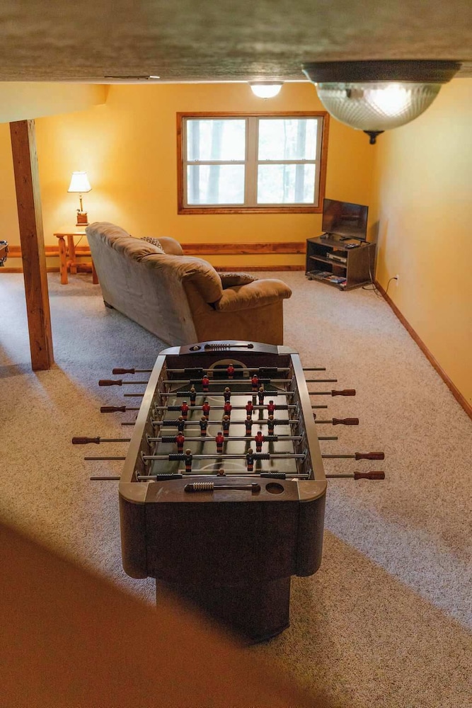 Cheerful Two Bdrm Cabin With Hot Tub & Pet Friendly