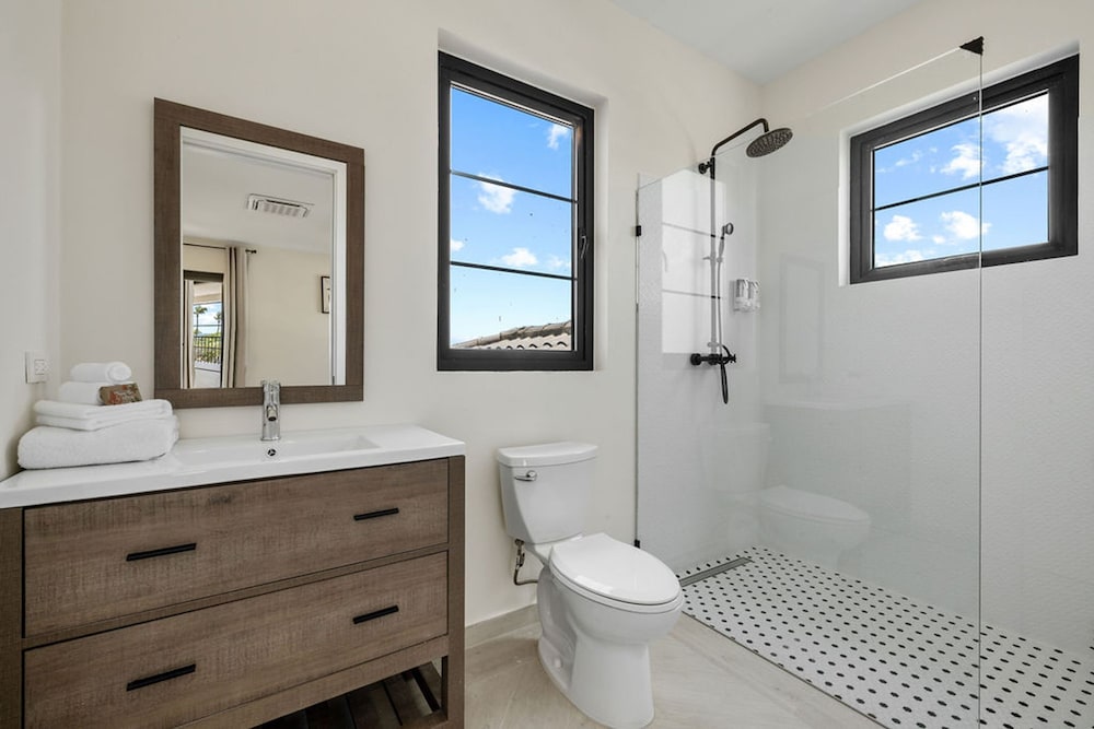 NEW Walk 2 Beach - 5BR Bonusroom w Pool Office