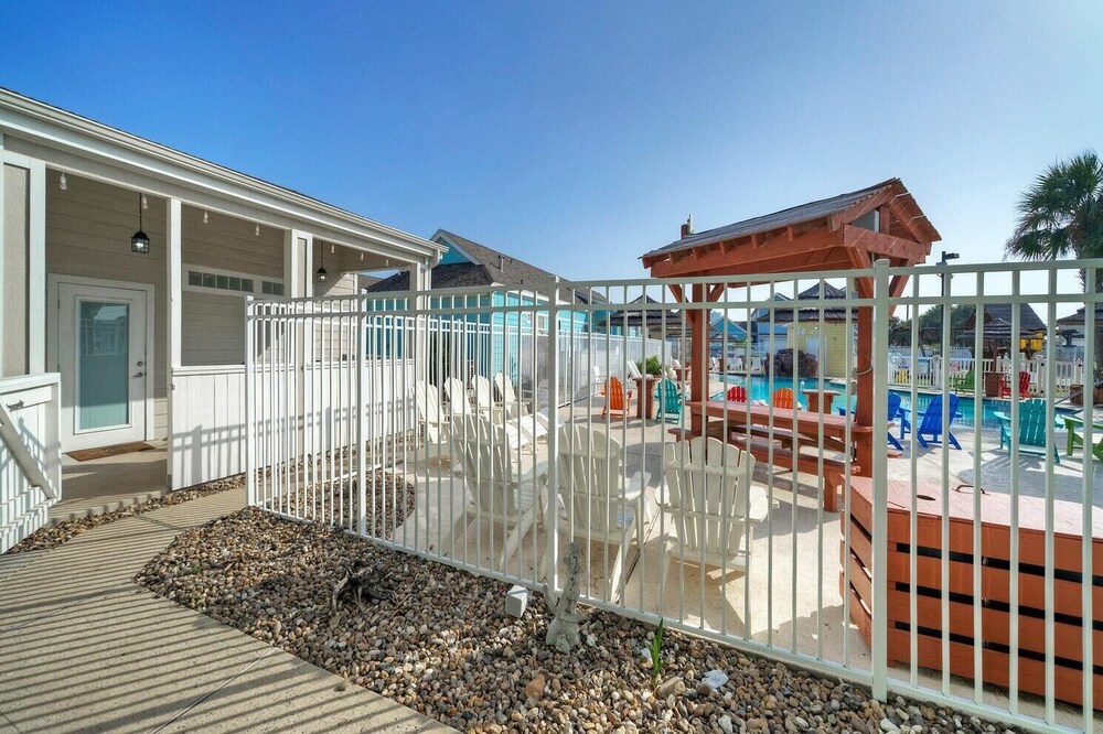 Shared Pool & Playground 2blocks to Town/eateries Pirate's Lair by Avantstay view 2
