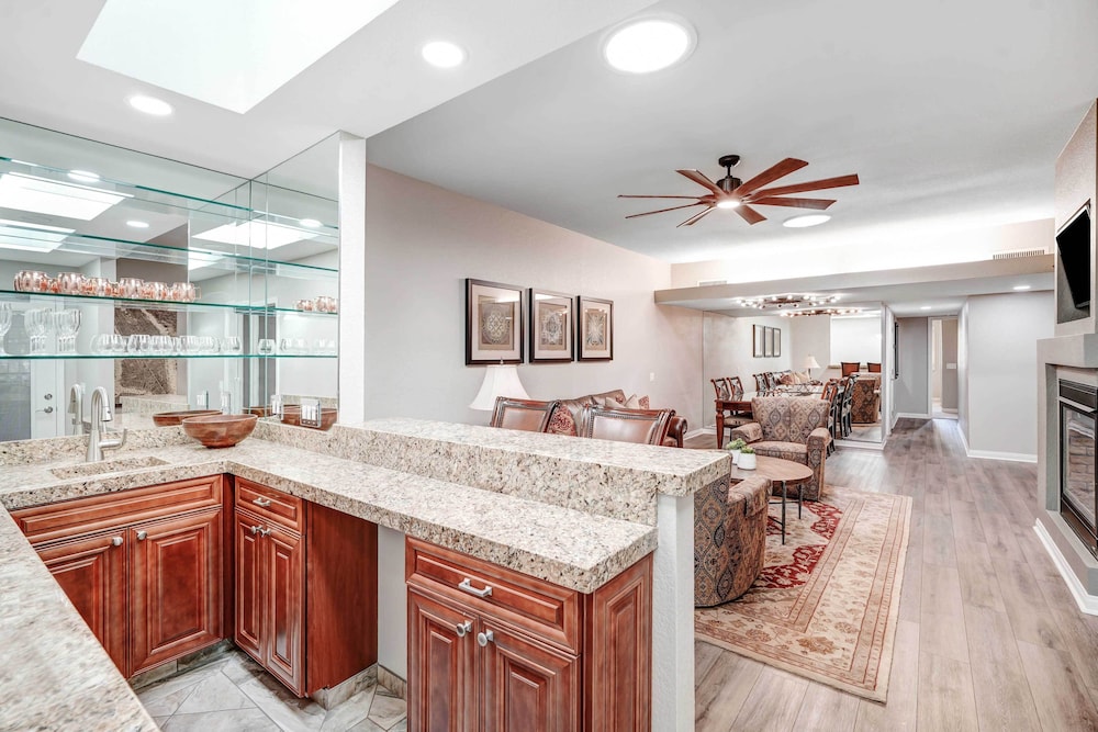 S Palm Desert Condo: Resort Pools & Mtn Views view 4