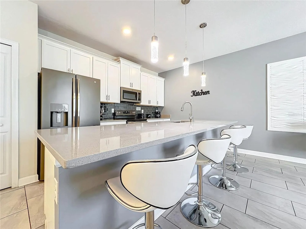 Stunning 4Bd w Pool Storey Lake 5019