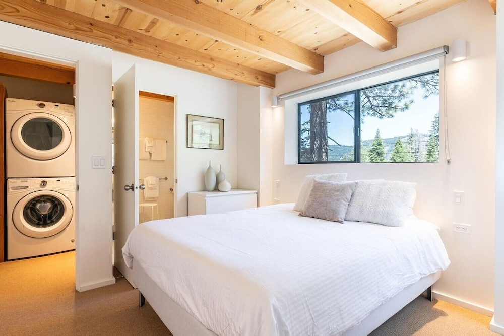 Lake Tahoe Vacations - Trapper Mc Nutt Modern Mountain 4 Bedroom Home by RedAwning - Property Image 22