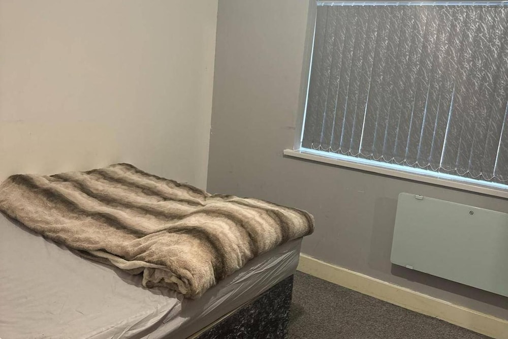 Cosy Central Home - Sleeps 5, Free Parking & Patio