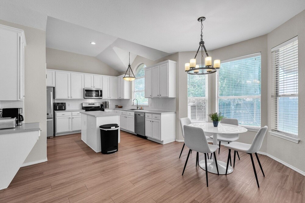 Modern 4br Gem Chic Comfort In Austin 4 Bedroom Home