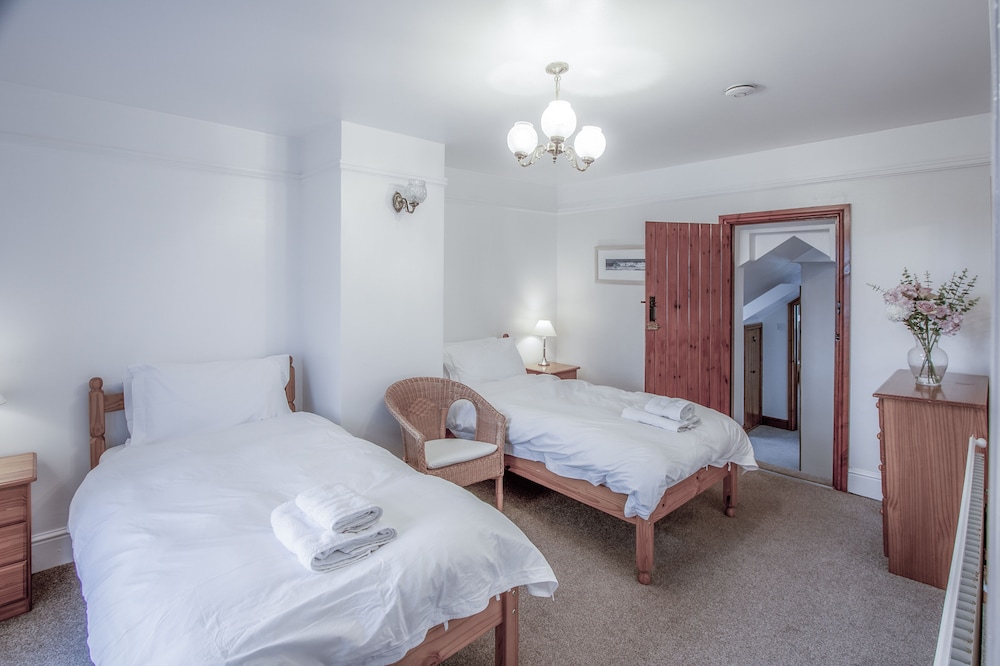 Stormy Castle - 6 Bedroom - Llangenith view 4