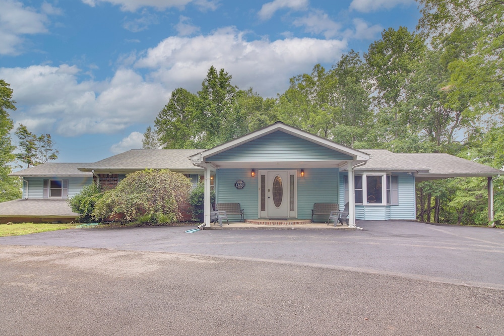 Family Home w/ Game Room! 1 Mi to Dale Hollow Lake