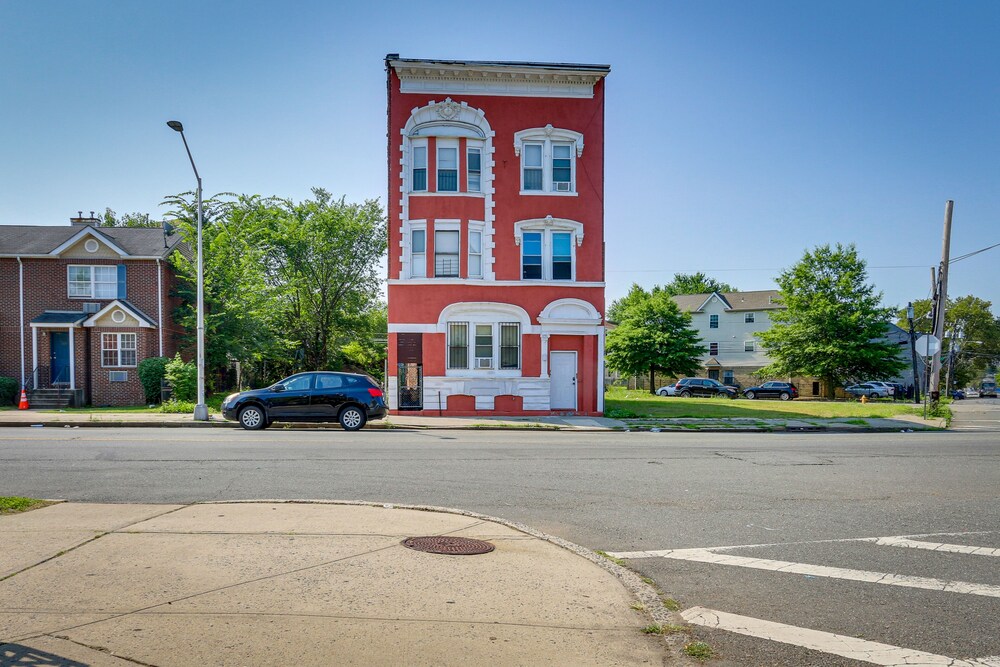 Sleek Newark Vacation Rental 12 Mi to Nyc! view 4