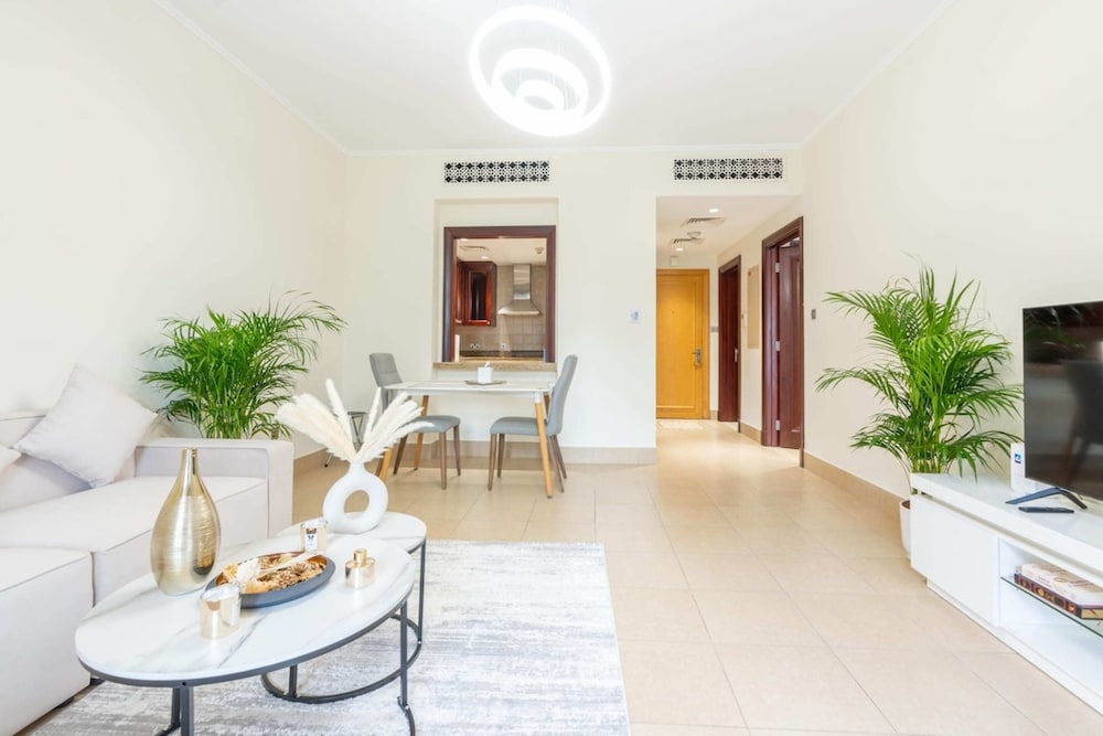 Stylish 1BD Apartment w/ Balcony, Downtown Dubai!