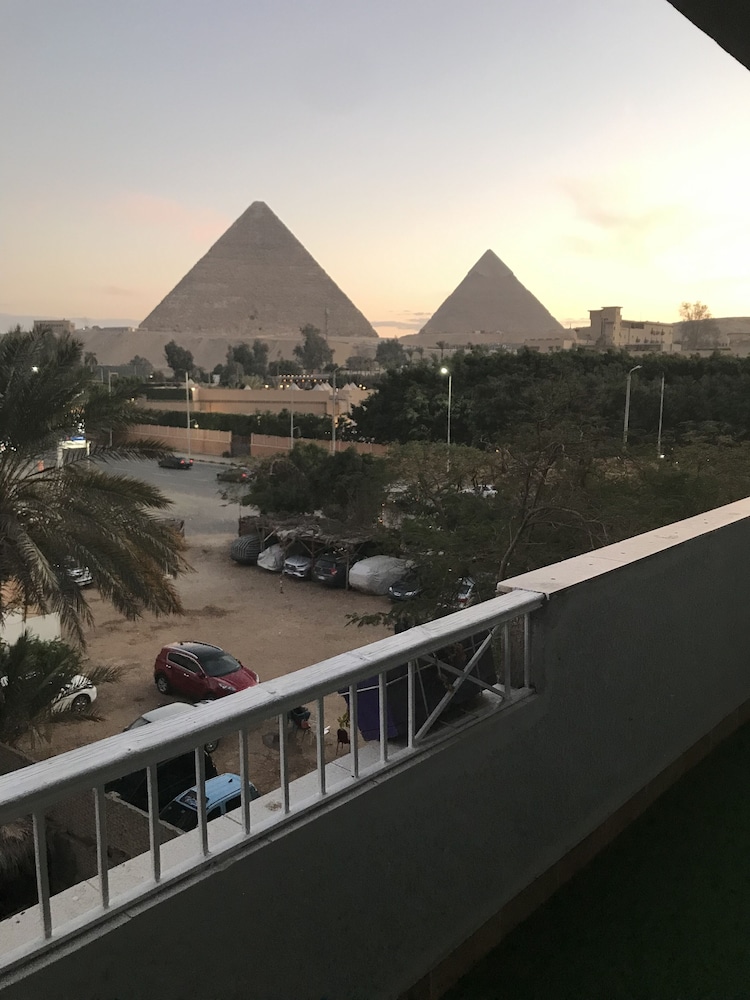 Pyramids Cozy and Friendly House