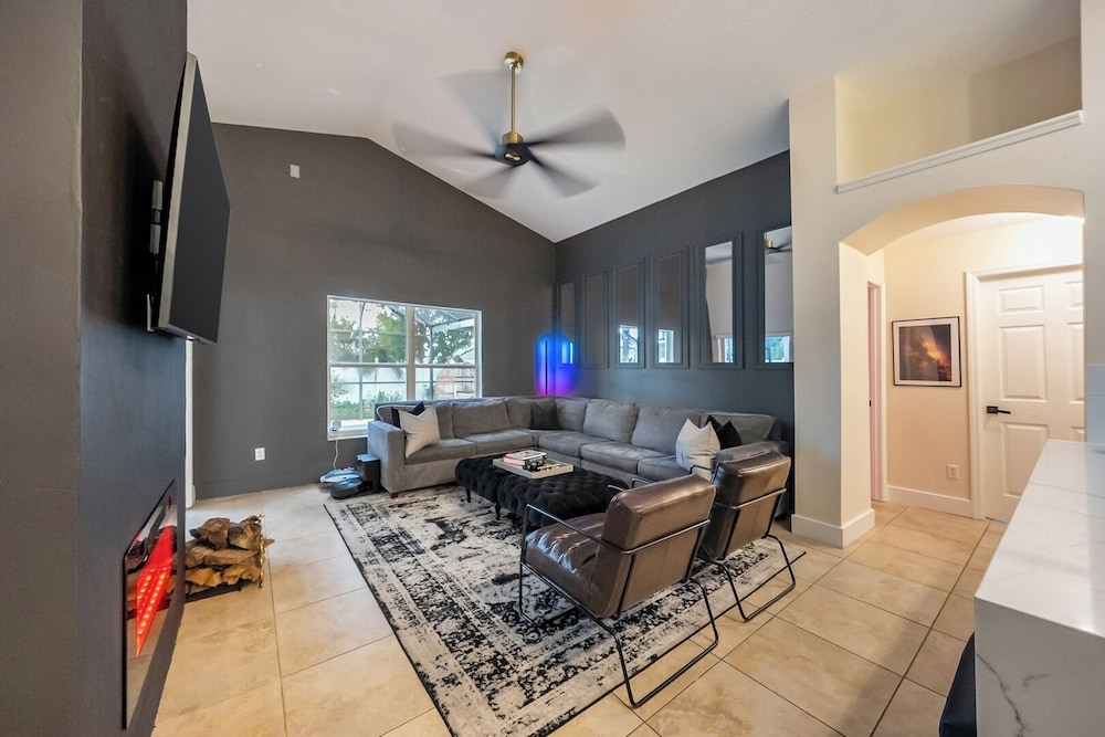 Private King BR + Pool Access Near Disney