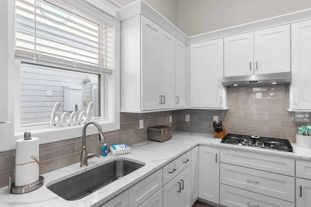 Mins to Beach Access + Pet-friendly + Golf Cart 30A White Sands by Avantstay