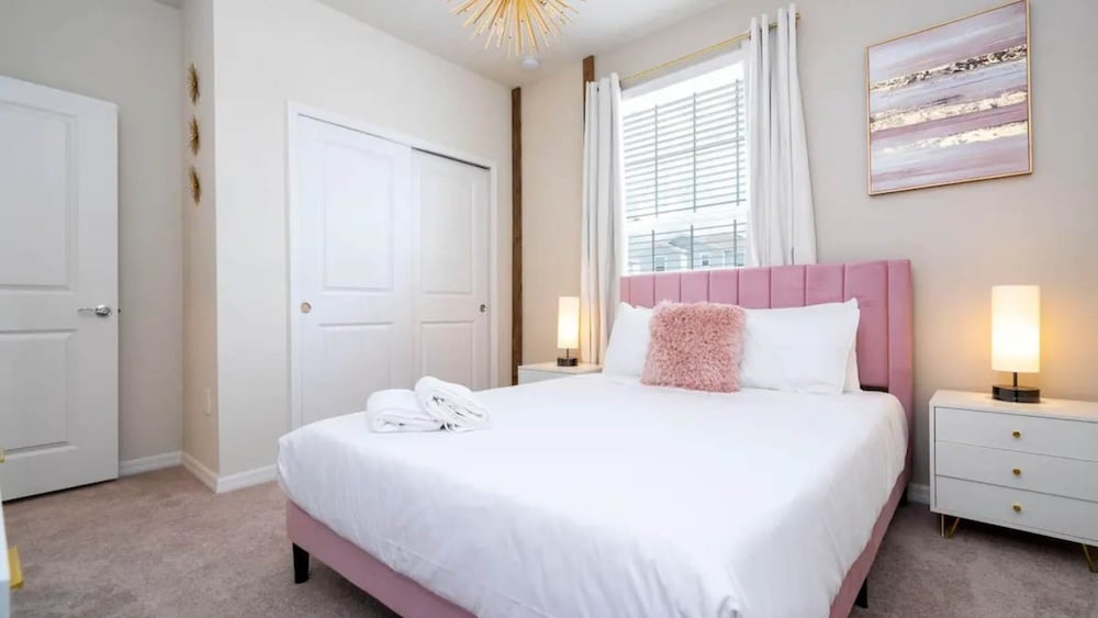 Modern 5BR Townhouse w Private Pool Near Disney