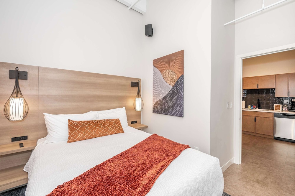 The 333 Suites 202 Stay for 6