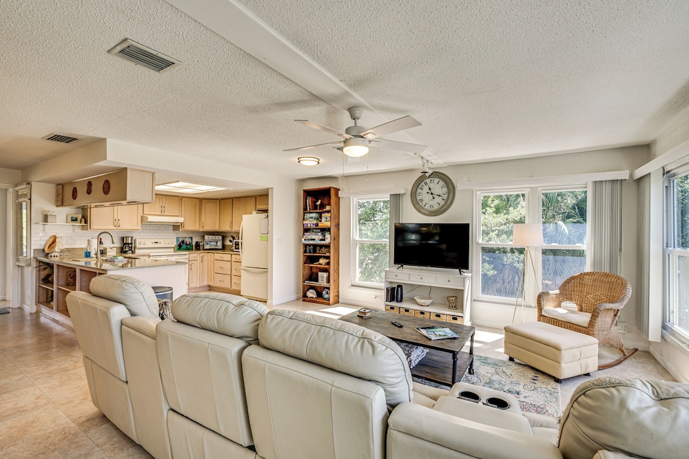 Outdoor Oasis: Canal-front Home in Crystal River