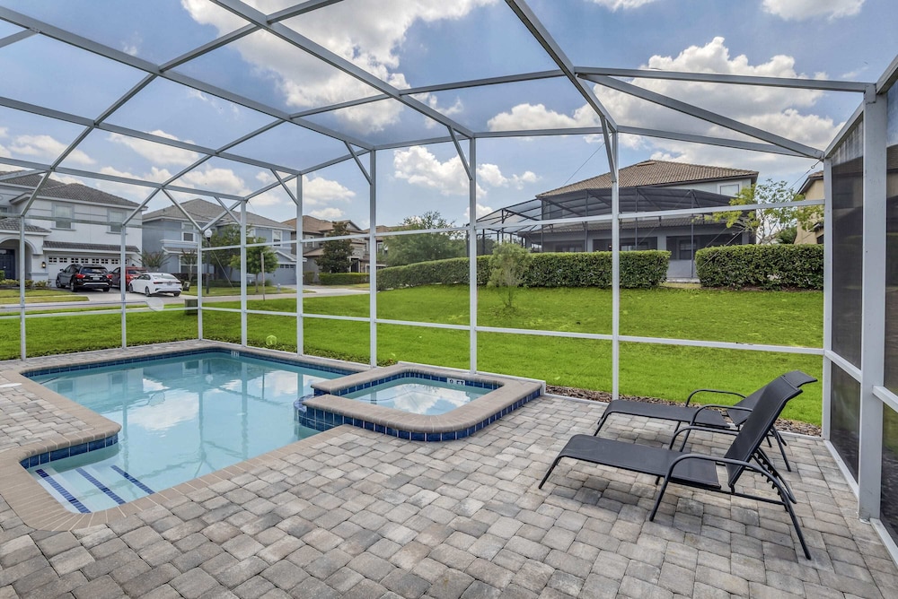 Luxurious, Grand Home, Themed Bedrooms and Large Pool Area #8cg099 - Image 3