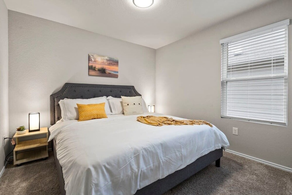 @ Marbella Lane - Amazing 4BR Lakeview Home