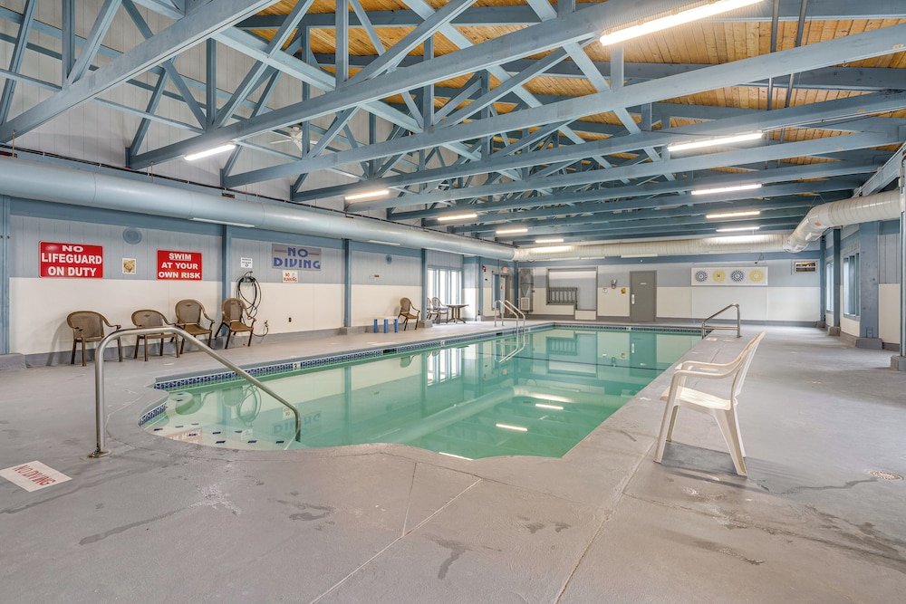 Dock & Hot Tub: Scenic Beech Mountain Lakes Gem!